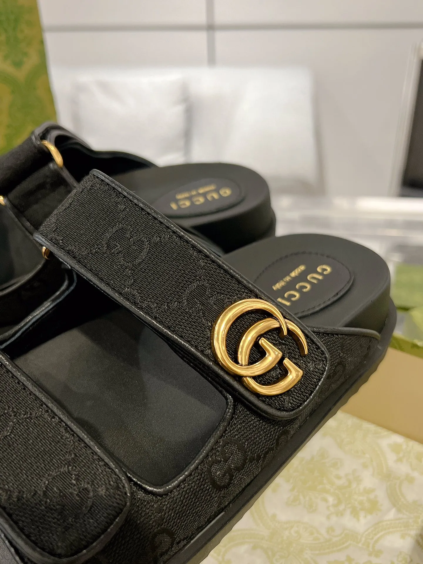 👟👟Ex-factory price 480👟👟 The latest Guccl24ss new product Double G women's Velcro sandals😎 These flat sandals are designed with Velcro straps, which are modern and sporty, bringing comfort. This accessory is crafted from light blue and ivory white GG denim fabric. The upper straps are decorated with elegant Double G-shaped accessories, showing a unique style. Gucci classic presbyopic cloth surface...hot diamond surface...rubber outsole...ZP molded midsole feet...original metal buckle/rhinestone surface Code number: 35 to 42 (41.42 is custom-made and non-refundable)